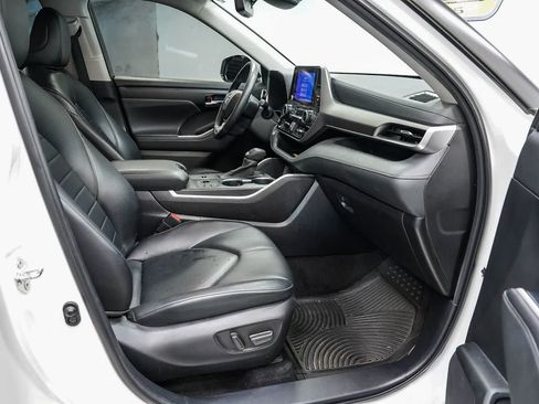 Used 2023 Toyota Highlander XLE FWD image 17