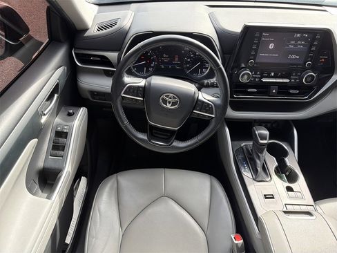 Used 2021 Toyota Highlander XLE image 16