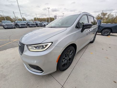 New 2026 Chrysler Pacifica Limited w/ S Appearance Package FWD image 10