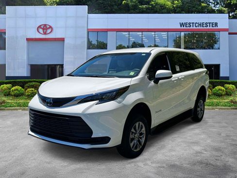 Used 2025 Toyota Sienna LE FWD image 4