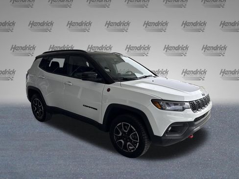 Used 2025 Jeep Compass Trailhawk image 2