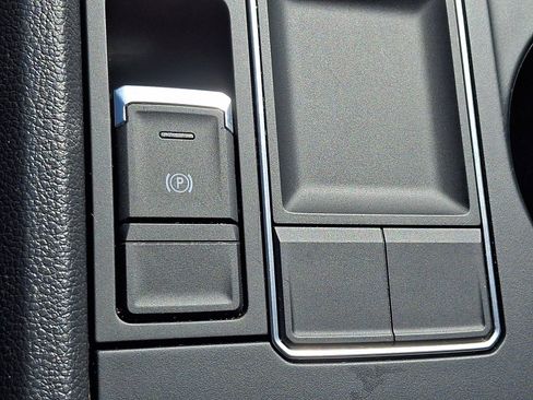 Used 2023 Volkswagen Atlas Cross Sport SE FWD image 21
