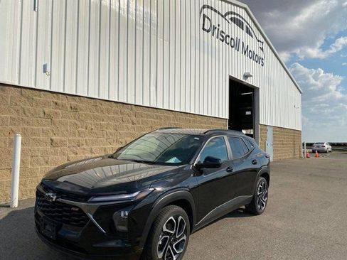 Used 2024 Chevrolet Trax RS w/ Sunroof Package image 2