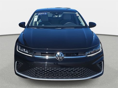 Certified 2025 Volkswagen Jetta SE image 2