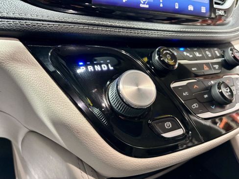 Used 2022 Chrysler Pacifica Limited image 38