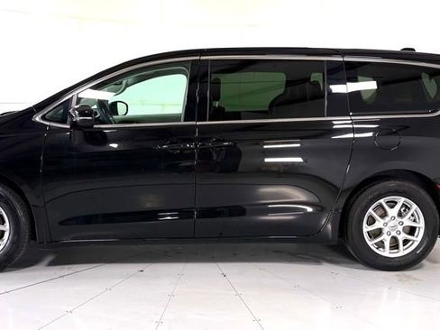 Used 2024 Chrysler Pacifica Touring-L FWD image 7