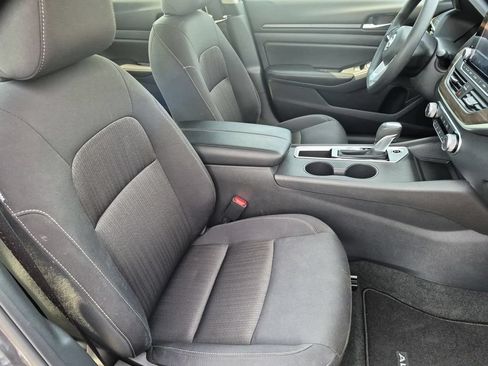 Used 2025 Nissan Altima 2.5 SV FWD image 30