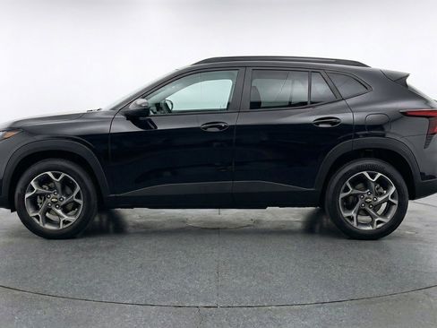 Used 2025 Chevrolet Trax LT w/ LT Convenience Package image 5