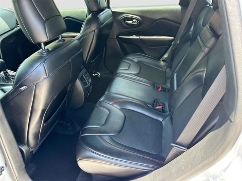 Used 2019 Jeep Cherokee Trailhawk AWD/4WD image 23