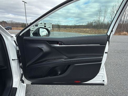 Used 2022 Toyota Camry SE image 18