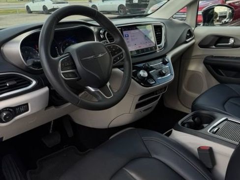 Used 2024 Chrysler Pacifica Touring-L FWD image 25