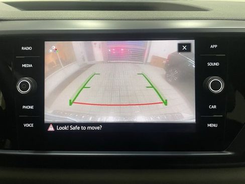 Certified 2022 Volkswagen Taos SE w/ Panoramic Sunroof Package image 21