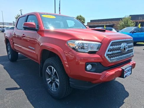 Used 2017 Toyota Tacoma TRD Sport w/ Tow Package (A/T) AWD/4WD image 2