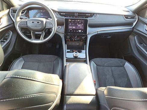 Used 2024 Jeep Grand Cherokee Altitude image 11