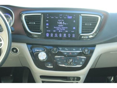 Used 2017 Chrysler Pacifica Limited w/ UConnect Theater Package image 17