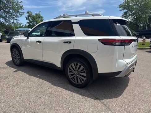 Used 2024 Nissan Pathfinder SL w/ SL Premium Package AWD/4WD image 3