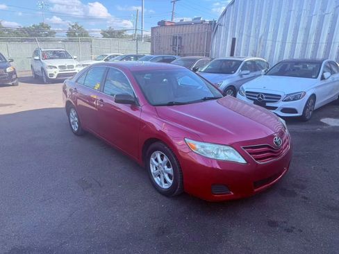 Used 2011 Toyota Camry LE image 2