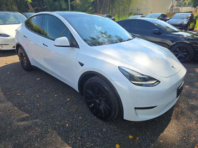 Used 2024 Tesla Model Y Long Range AWD/4WD image 3