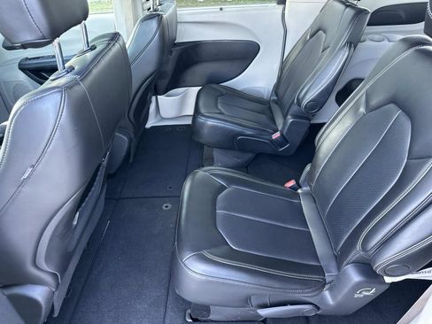 Used 2024 Chrysler Pacifica Touring-L image 18