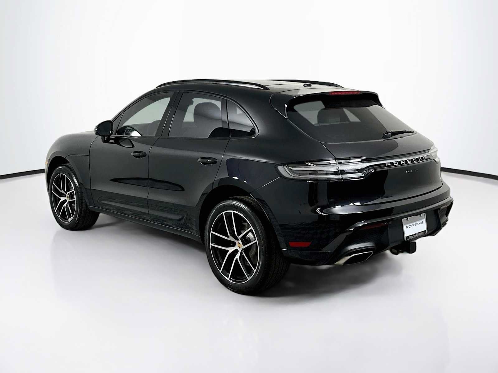 Certified 2025 Porsche Macan AWD/4WD image 3