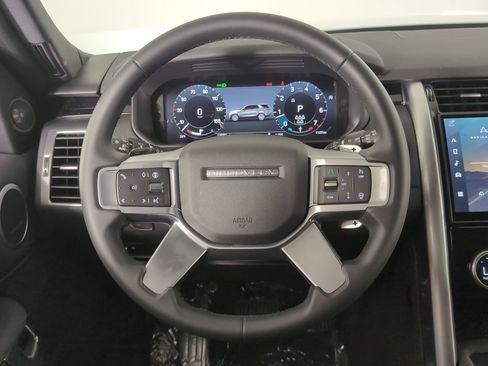 Used 2025 Land Rover Discovery S image 12