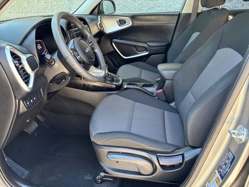 Used 2025 Kia Soul LX w/ LX Technology Package FWD image 24
