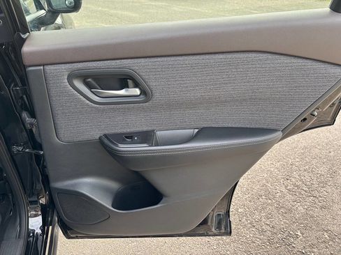 Used 2021 Nissan Rogue SV image 16