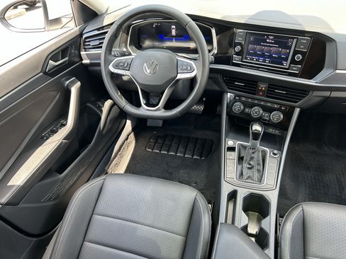 Used 2024 Volkswagen Jetta SE FWD image 12