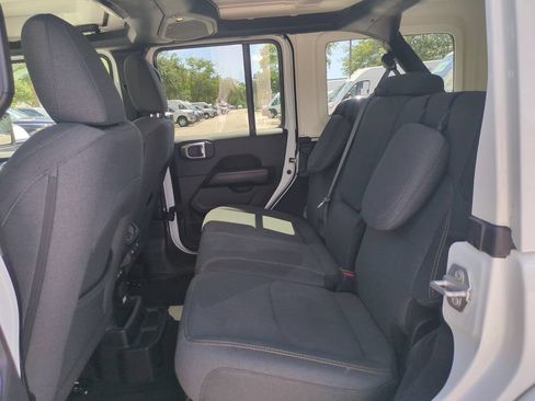 Used 2025 Jeep Wrangler Unlimited Sahara AWD/4WD image 15