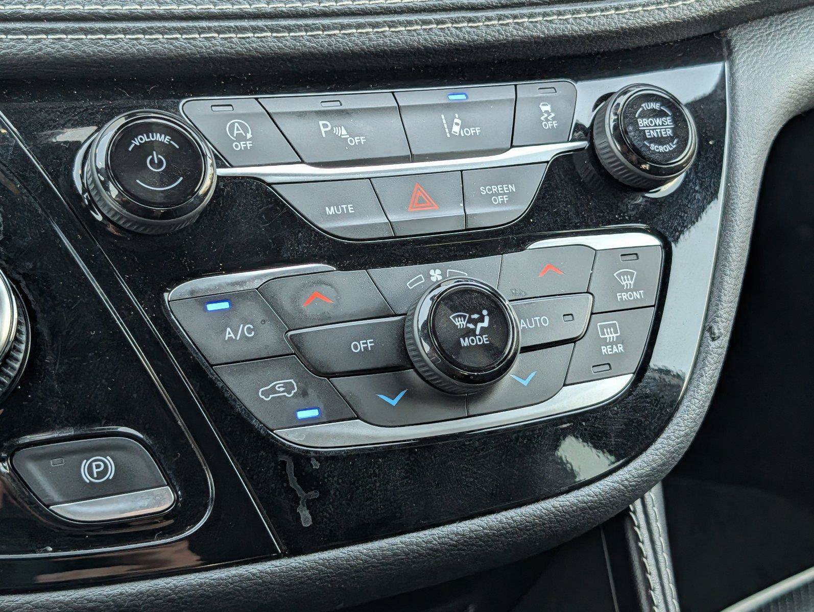 Used 2025 Chrysler Pacifica Limited FWD image 19