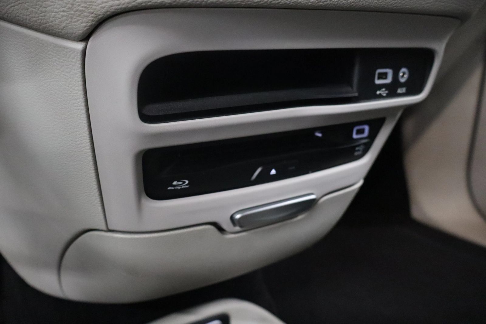 Used 2017 Chrysler Pacifica Limited w/ UConnect Theater Package FWD image 37