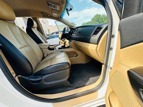 Used 2017 Kia Sedona LX w/ LX Essentials Premium Package FWD image 29