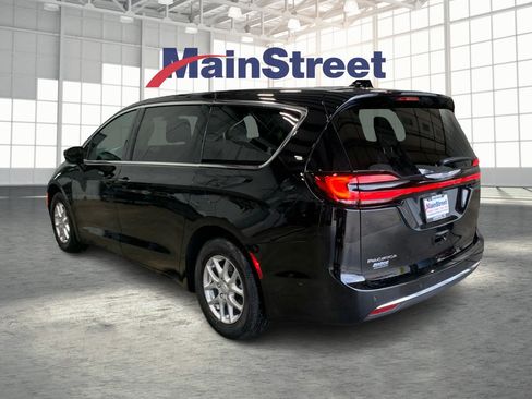 New 2026 Chrysler Pacifica Select image 3