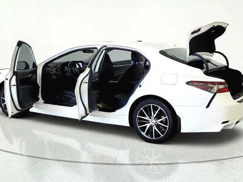 Used 2024 Toyota Camry SE w/ Cold Weather Package FWD image 10