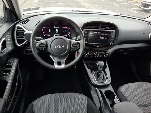 Used 2023 Kia Soul LX w/ LX Technology Package image 11