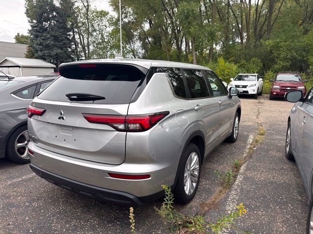 Used 2022 Mitsubishi Outlander ES FWD image 2