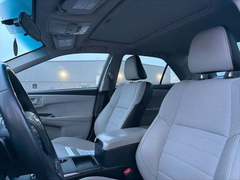 Used 2017 Toyota Camry SE w/ Moonroof Package image 12