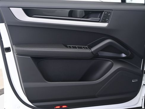 Used 2025 Porsche Cayenne image 34