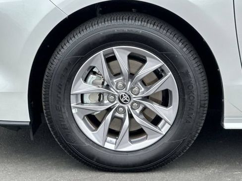 Certified 2026 Toyota Sienna XLE FWD image 32