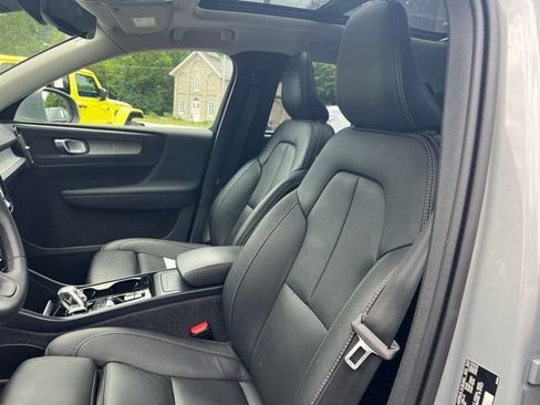 Used 2024 Volvo XC40 B5 Plus AWD/4WD image 3