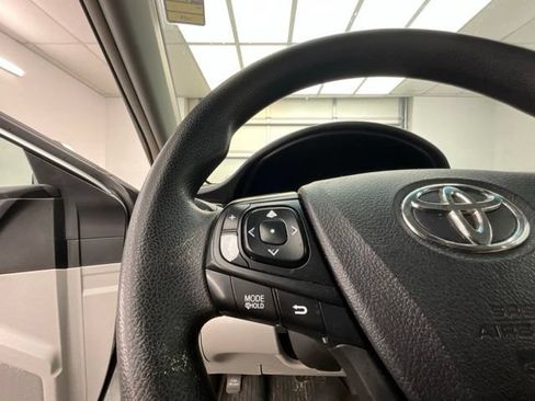 Used 2017 Toyota Camry LE FWD image 5