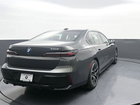 New 2026 BMW 750e xDrive image 7