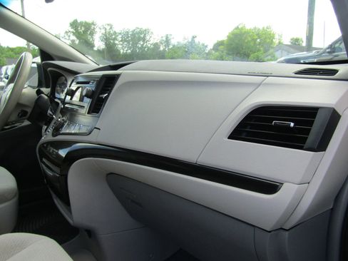Used 2013 Toyota Sienna LE w/ Towing Pkg FWD image 13