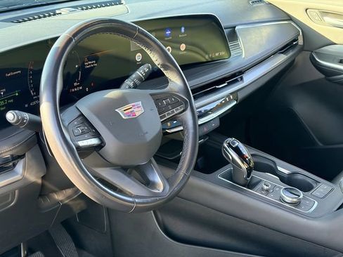 Used 2024 Cadillac XT4 Premium Luxury image 11