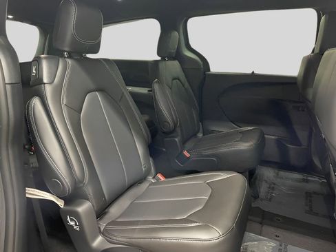 Used 2025 Chrysler Pacifica Select image 17