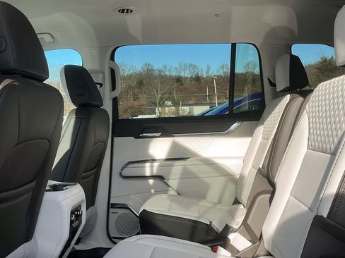 Used 2025 GMC Acadia Denali w/ Super Cruise Package image 18