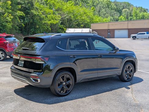 Used 2025 Volkswagen Taos SE w/ Panoramic Sunroof Package FWD image 9