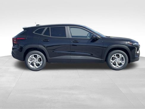 New 2026 Chevrolet Trax LS w/ LS Convenience Package image 2