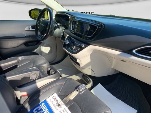 Used 2020 Chrysler Pacifica Touring-L FWD image 10