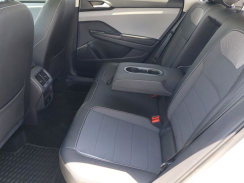 Used 2023 Volkswagen Taos SE w/ Panoramic Sunroof Package FWD image 21